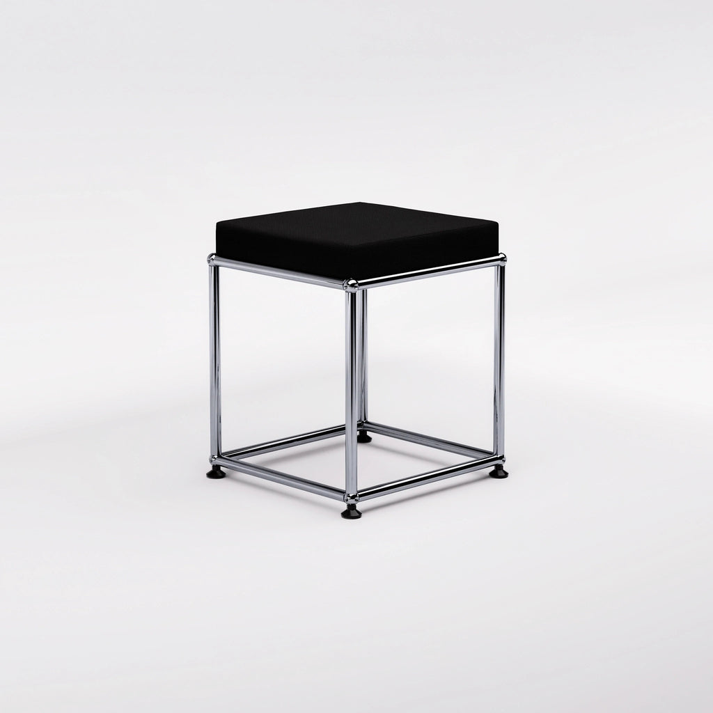 AR 03 Hocker, USM Haller Gestell mit AUNAR Sitzmodul 350 × 350, Ansicht schräg