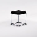 AR 03 Hocker, USM Haller Gestell mit AUNAR Sitzmodul 350 × 350, Ansicht schräg