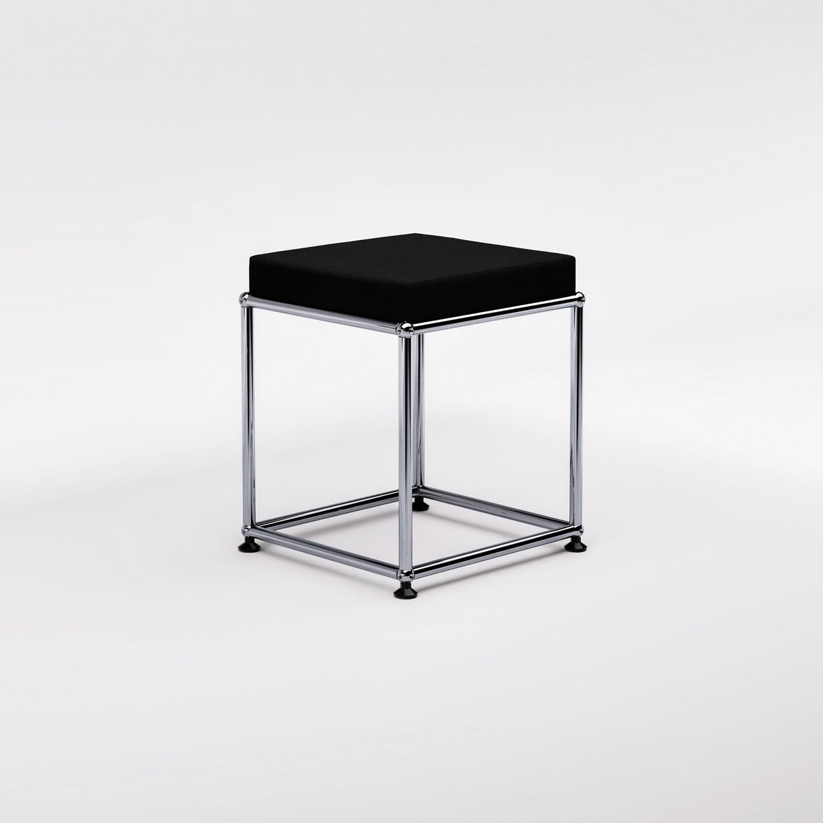 AR 03 Hocker, USM Haller Gestell mit AUNAR Sitzmodul 350 × 350, Ansicht schräg