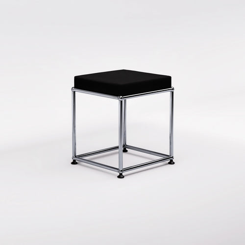 AR 03 Hocker, USM Haller Gestell mit AUNAR Sitzmodul 350 × 350, Ansicht schräg