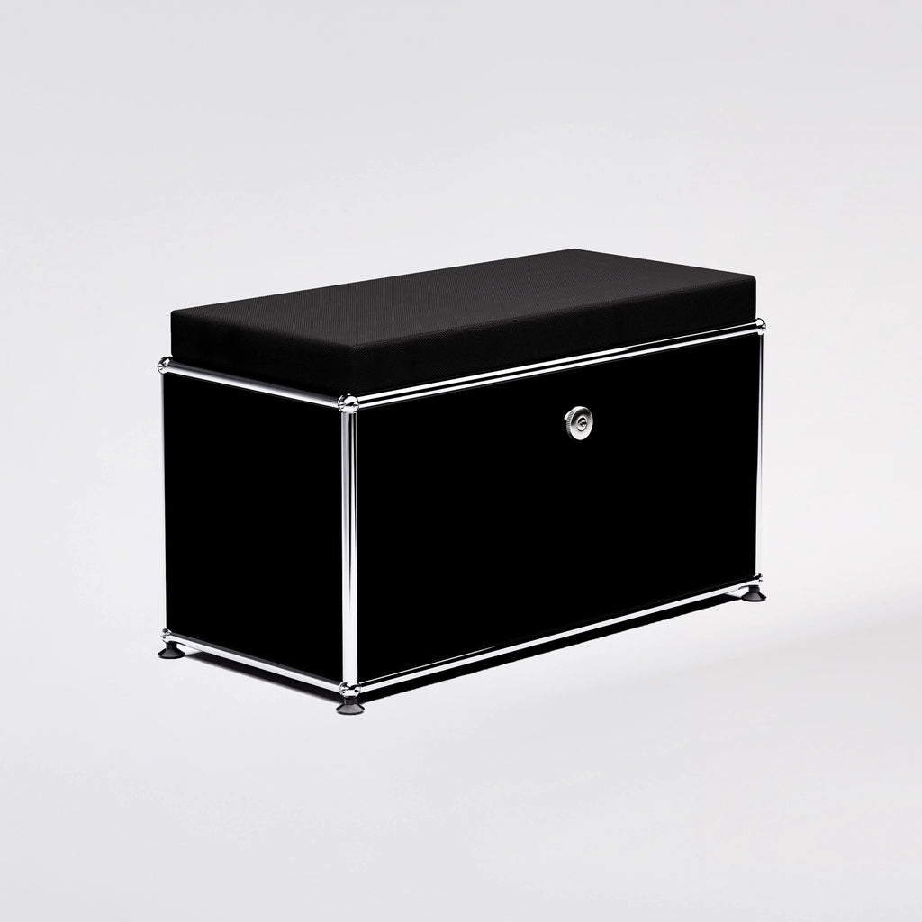 AR 05 Einzelbank mit Stauraum, USM Haller Sideboard mit Klapptür und AUNAR Sitzmodul, Ansicht schräg