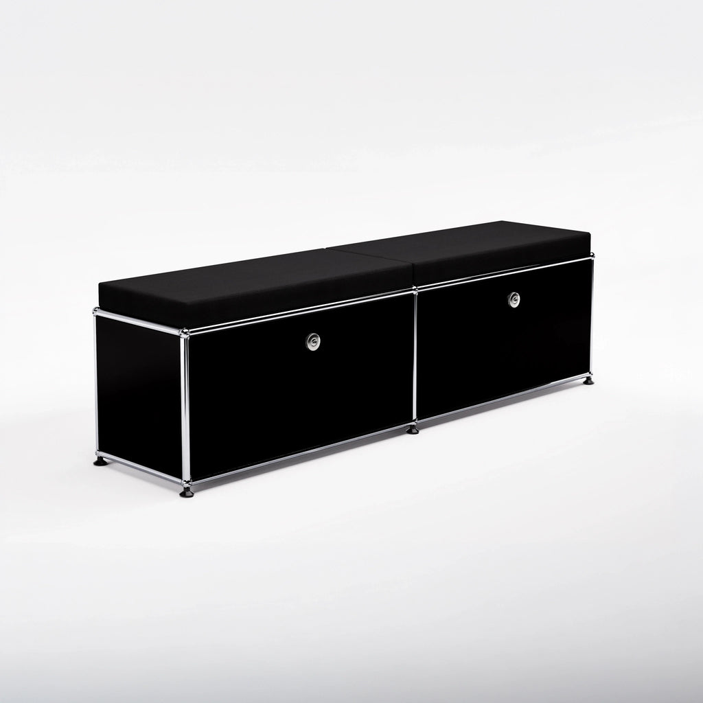 AR 06 Doppelbank mit Stauraum, USM Haller Sideboard mit zwei Klapptüren und zwei AUNAR Sitzmodulen, Ansicht schräg