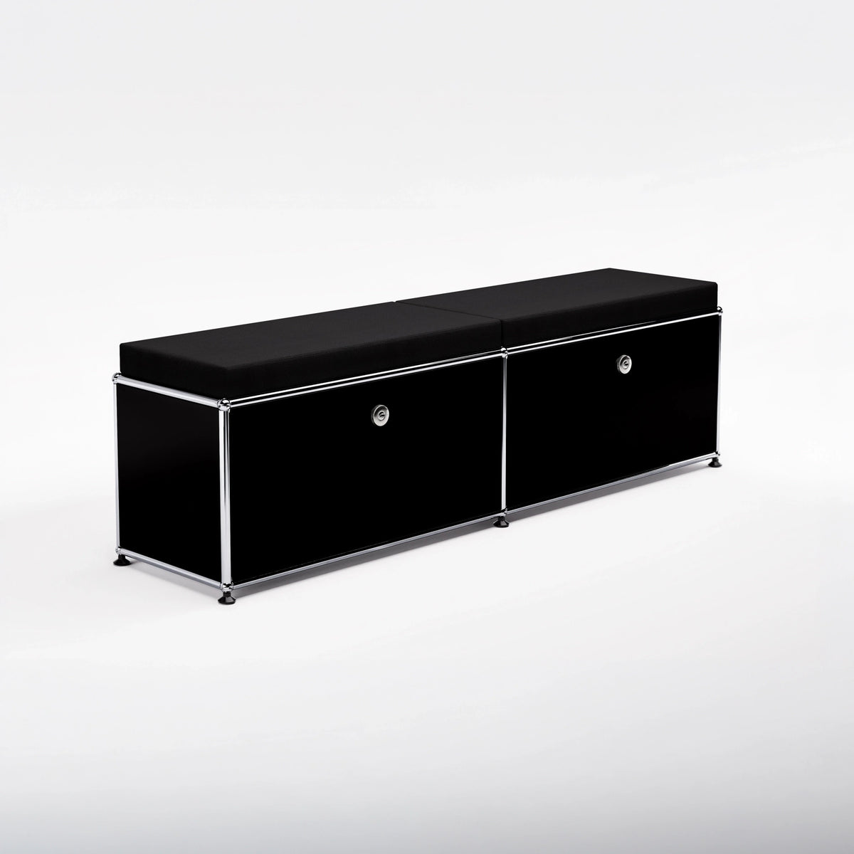 AR 06 Doppelbank mit Stauraum, USM Haller Sideboard mit zwei Klapptüren und zwei AUNAR Sitzmodulen, Ansicht schräg